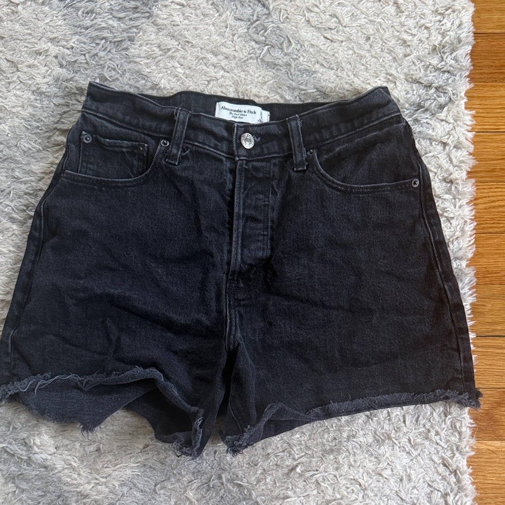 Abercrombie & Fitch Black Frayed-Hem Denim Shorts. Size 4 curve love